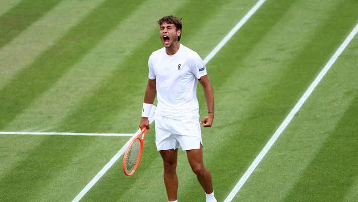 LONDON, ENGLAND - JULY 05: Flavio Cobolli of Italy celebrates winning match point against Jakub Mensik of Czechia during the Gentlemen's Singles third round match on day six of The Championships Wimbledon 2025 at All England Lawn Tennis and Croquet Club on July 05, 2025 in London, England. (Photo by Dan Istitene/Getty Images) Flavio Cobolli: “I miei idoli? Djokovic, Fognini e… la Roma” - immagine 1