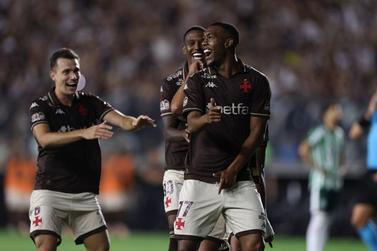 Rayan del Vasco da Gama esulta con i compagni dopo aver segnato il primo gol della sua squadra durante la partita tra Vasco da Gama e Juventude, valida per il Brasileirão 2025, disputata allo stadio São Januário l’8 novembre 2025 a Rio de Janeiro, Brasile.(Foto di Lucas Figueiredo/Getty Images) Streaming Gremio-Vasco: Diretta TV e live gratis- immagine 2