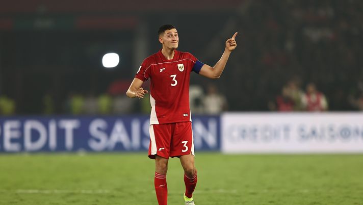 JAKARTA, INDONESIA - 5 GIUGNO: Jay Idzes #3 dell'Indonesia reagisce dopo aver battuto la Cina durante la partita del terzo turno asiatico del Gruppo C di qualificazione ai Mondiali FIFA tra Indonesia e Cina allo stadio Gelora Bung Karno il 5 giugno 2025 a Giacarta, Indonesia. (Foto di Robertus Pudyanto/Getty Images) Un derby italiano per l’Indonesia: Jay Idzes supera Emil Audero come calciatore indonesiano del 2026 - immagine 1