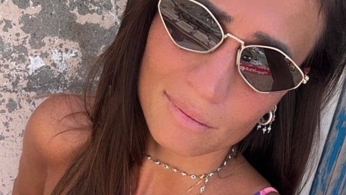 Carolina Marcialis, scatto super sexy. Lady Cassano incanta in costume: fisico straordinario Carolina Marcialis, scatto super sexy. Lady Cassano incanta in costume: fisico straordinario - immagine 1