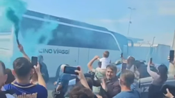 VIDEO Napoli in partenza per Parma, bolgia dei tifosi per la squadra a Capodichino