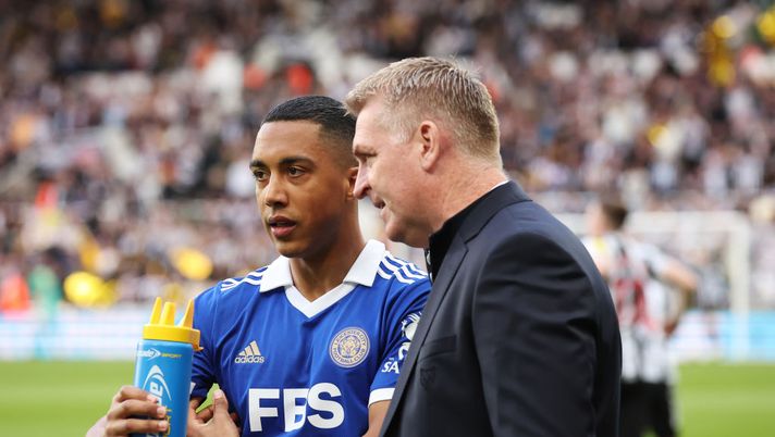 NEWCASTLE UPON TYNE, ENGLAND - MAY 22: Dean Smith, Manager of Leicester City, speaks with his player Youri Tielemans prior to the Premier League match between Newcastle United and Leicester City at St. James Park on May 22, 2023 in Newcastle upon Tyne, England. (Photo by Alex Livesey/Getty Images) Mercato, le italiane ci fanno un pensierino: ma su Tielemans c’è adesso l’Aston Villa… - immagine 1