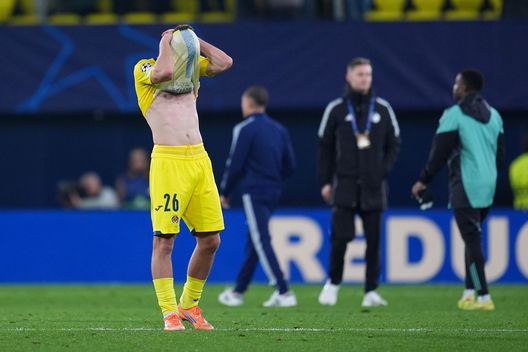 VILLARREAL, SPAGNA - 10 DICEMBRE: Pau Navarro del Villarreal CF appare abbattuto dopo la sconfitta della squadra nella partita della League Phase della UEFA Champions League 2025/26 tra Villarreal CF e F.C. Copenhagen all'Estadio de la Ceramica il 10 dicembre 2025 a Villarreal, Spagna. (Photo by Mateo Villalba Sanchez/Getty Images) Gaffe clamorosa in Villarreal-Copenaghen, allo stadio parte l’inno dell’Europa League- immagine 2