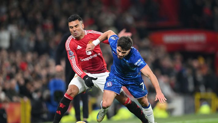 MANCHESTER, ENGLAND - NOVEMBER 03: Casemiro of Manchester United fouls Pedro Neto of Chelsea before receiving a yellow card during the Premier League match between Manchester United FC and Chelsea FC at Old Trafford on November 03, 2024 in Manchester, England. (Photo by Michael Regan/Getty Images) Chelsea-Manchester United, dove vedere il match in tv e streaming live - immagine 1