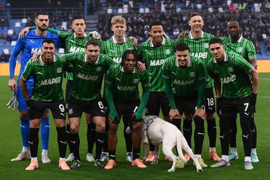 SASSUOLO, ITALY - DECEMBER 21: Players of US Sassuolo line up during the Serie A match between US Sassuolo Calcio and Torino FC at Mapei Stadium Citta del Tricolore on December 21, 2025 in Sassuolo, Italy. (Photo by Alessandro Sabattini/Getty Images)
