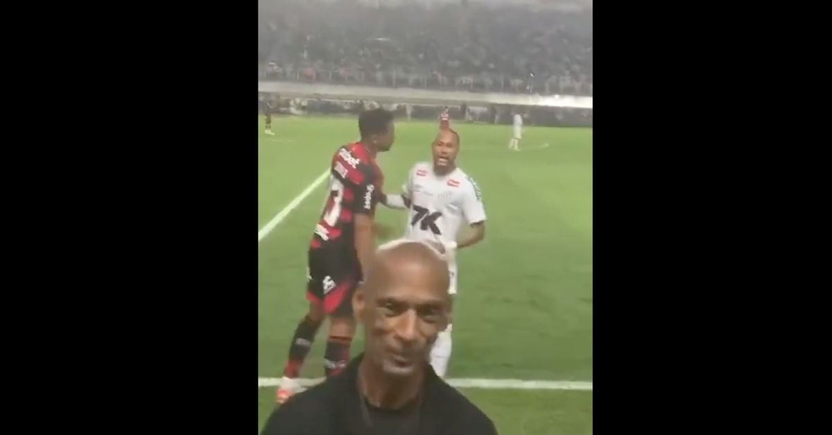 VIDEO / Tifosi del Santos insultano Danilo: la reazione di Neymar VIDEO / Tifosi del Santos insultano Danilo: la reazione di Neymar