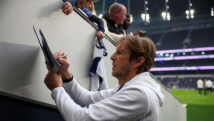 LONDON, ENGLAND - MARCH 23: Massimo Ambrosini of AC Milan signs autographs prior to the match between Spurs Legends and AC Milan Glorie at Tottenham Hotspur Stadium on March 23, 2025 in London, England. (Photo by Sara Cavallini/AC Milan via Getty Images) Ambrosini: 'Allegri sa scacciare alibi e paure dal derby'
