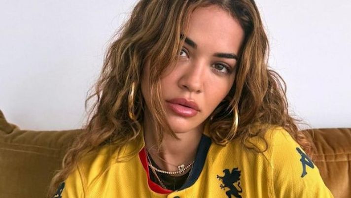 Genoa, Rita Ora indossa la maglia celebrativa che sarà indossata contro l’Inter - immagine 1