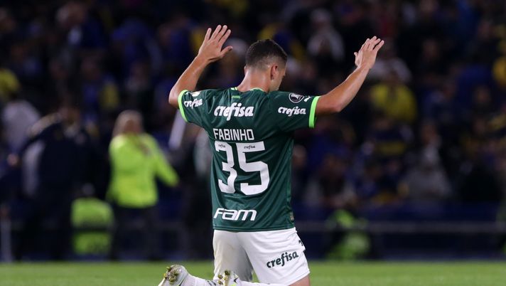 BUENOS AIRES, ARGENTINA - SEPTEMBER 28: Fabinho of Palmeiras prays at the end of the first leg of the Copa CONMEBOL Libertadores 2023 semi-final between Boca Juniors and Palmeiras at Estadio Alberto J. Armando on September 28, 2023 in Buenos Aires, Argentina. (Photo by Daniel Jayo/Getty Images) VN Scout – Fabinho, dal Palmeiras U20 al gol nel derby di São Paulo - immagine 1