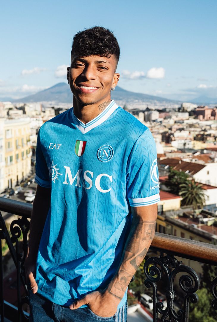 Dopo una lunga trattativa, Alisson Santos è diventato un nuovo giocatore del Napoli. L'esterno brasiliano, proveniente dallo Sporting, ha firmato il suo contratto in azzurro in una location d'eccezione, sullo sfondo del Golfo partenopeo.