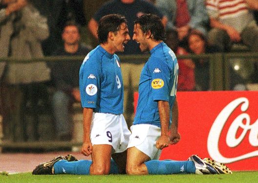 L'esultanza di Pippo Inzaghi e Stefano Fiore in Italia-Belgio, 14 giugno 2000, Bruxelles (Foto di Martin Rose/Bongarts/Getty Images) CUR in Campo, Stefano Fiore risponde presente: una carriera di classe e geometria- immagine 4