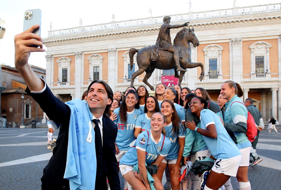 WOMEN | Lazio, foto di squadra al Campidoglio: c’è anche Onorato – GALLERY - immagine 24