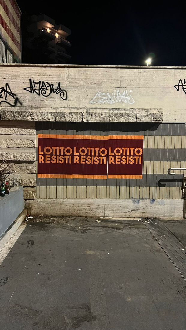 Roma, città tappezzata di poster giallorossi che inneggiano a Lotito: “Resisti”- immagine 2