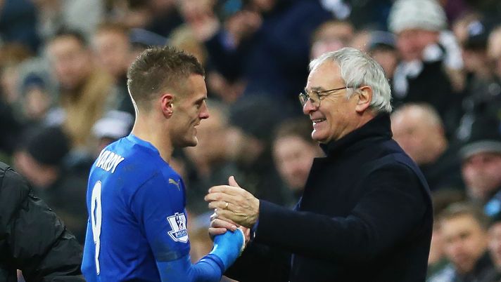 NEWCASTLE, ENGLAND - NOVEMBER 21: Leicester City's manager Claudio Ranieri congratulates Jamie Vardy of Leicester City during the Barclays Premier League match between Newcastle and Leicester City at St James Park on November 21, 2015 in Newcastle, England. (Photo by Ian MacNicol/Getty images) Da pupillo a minaccia: Ranieri, occhio a Vardy - immagine 1