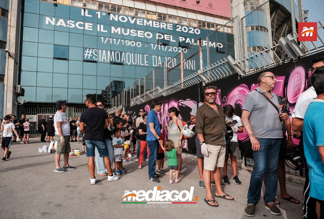 FOTO Palermo, le impronte rosa sul murales del ‘Renzo Barbera’ (Gallery) - immagine 59