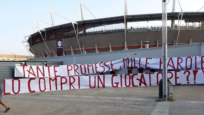 Torino, striscione fuori dall’Olimpico: “Tante promesse, mille parole. Lo compri un giocatore?!” - immagine 1