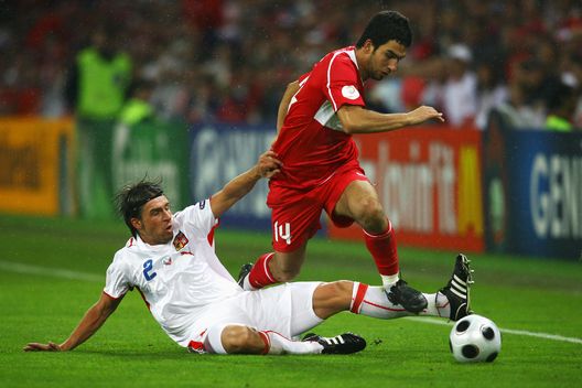 GINEVRA - 15 GIUGNO: Zdenek Grygera della Repubblica ceca affronta Arda Turan della Turchia durante la partita di UEFA EURO 2008 Group A tra Turchia e Repubblica ceca allo Stade de Geneve il 15 giugno 2008 a Ginevra, Svizzera. (Foto di Shaun Botterill/Getty Images) Zdeněk Grygera annuncia la sua candidatura come vicepresidente della Federcalcio ceca- immagine 2