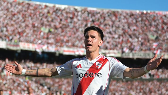 BUENOS AIRES, ARGENTINA - APRIL 27: Franco Mastantuono of River Plate celebrates after scoring the team's first goal during the Torneo Apertura Betano 2025 match between River Plate and Boca Juniors at Estadio Mas Monumental Antonio Vespucio Liberti on April 27, 2025 in Buenos Aires, Argentina. (Photo by Marcelo Endelli/Getty Images) ESCLUSIVA dall’Argentina: “Mastantuono pronto per l’Europa, vi dico chi mi ricorda…” - immagine 1