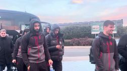 Fiorentina-Milan, ecco i rossoneri in partenza dalla stazione di Rho Fiera: siparietto finale con…