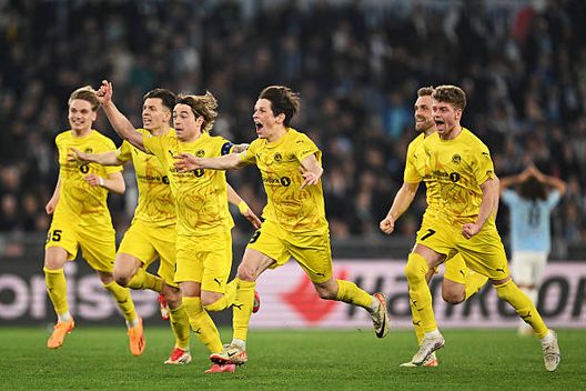 La gioia alla fine della lotteria dei rigori contro la Lazio. (Foto di Tullio Puglia - UEFA/UEFA via Getty Images) Bodø/Glimt-Tottenham: un tifoso offre cinque chili di pesce per un biglietto- immagine 3