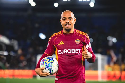 ROMA, ITALIA - 10 APRILE: Donyell Malen dell'AS Roma, dopo aver segnato una tripletta, posa con il trofeo di miglior giocatore della partita al termine dell'incontro di Serie A tra AS Roma e Pisa SC allo Stadio Olimpico il 10 aprile 2026 a Roma, Italia. (Foto di Fabio Rossi/AS Roma via Getty Images) Gasperini si gode la sua Roma: “Sono contento della vittoria”. E su Ranieri…- immagine 3