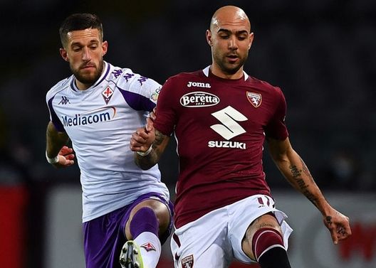 TURIN, ITALY - JANUARY 29: Simone Zaza of Fiorentina tackles Cristiano Biraghi of Torino during the Serie A match between Torino FC and ACF Fiorentina at Stadio Olimpico di Torino on January 29, 2021 in Turin, Italy. (Photo by Valerio Pennicino/Getty Images)