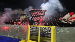 Nuovo coro della curva Milan a Pisa: spunta il tricolore…