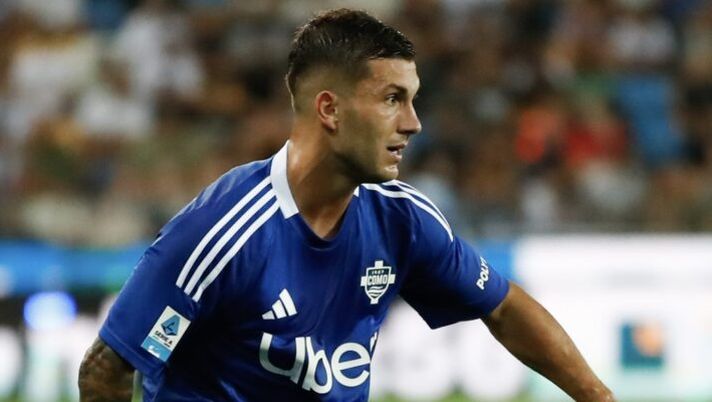 UDINE, ITALY - SEPTEMBER 01: Gabriel Strefezza of Como during the Serie A match between Udinese and Como at Stadio Friuli on September 01, 2024 in Udine, Italy. (Photo by Timothy Rogers/Getty Images) Paz, Douvikas, Ikoné, Caqueret, Vojvoda, Strefezza: chi gioca e chi no nel Como - immagine 1