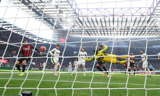 Christian Pulisic of AC Milan scores the goal, which is then disallowed, during the Serie A match between AC Milan and US Sassuolo Calcio at Giuseppe Meazza Stadium on December 14, 2025 in Milan, Italy. (Photo by Claudio Villa/AC Milan via Getty Images) L’assenza di alternative credibili ai titolari ci sta presentando il conto da un mese. Giocatori stanchi, bene non perdere; se così si può dire….però il gol annullato a Pulisic è una vergogna