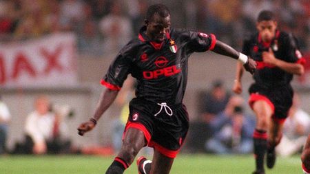 George Weah in azione con la maglia del Milan George Weah in azione con la maglia del Milan