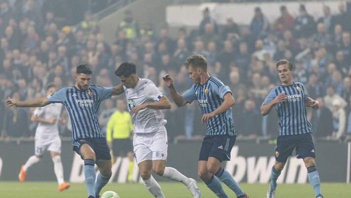 STOCKHOLM, SWEDEN - MARCH 16: Filip Marchwinski of Lech Poznan against Besard Sabovic and Rasmus Schuller of Djurgardens IF during the UEFA Europa Conference League round of 16 leg two match between Djurgardens IF and Lech Poznan at Tele2 Arena on March 16, 2023 in Stockholm, Sweden. (Photo by Michael Campanella/Getty Images) Conference League, Djurgarden-Niederkorn: Dahl parte titolare - immagine 1