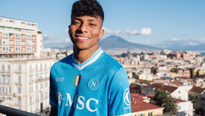 Dopo una lunga trattativa, Alisson Santos è diventato un nuovo giocatore del Napoli. L'esterno brasiliano, proveniente dallo Sporting, ha firmato il suo contratto in azzurro in una location d'eccezione, sullo sfondo del Golfo partenopeo.