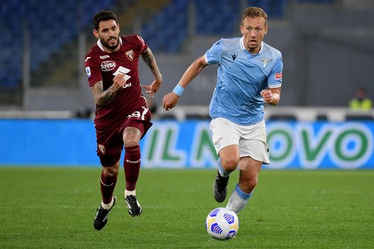 ROME, ITALY - MAY 18: Lucas Leiva of SS Lazio competes for the ball with Antonio Sanabria of Torino FC during the Serie A match between SS Lazio and Torino FC at Stadio Olimpico on May 18, 2021 in Rome, Italy. (Photo by Marco Rosi - SS Lazio/Getty Images) Lazio, gerarchie stabilite a centrocampo: Milinkovic l’asso di Sarri- immagine 3