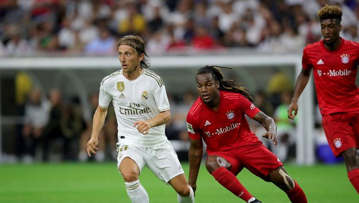 HOUSTON, TEXAS - JULY 20: Luka Modric of Real runs with the ball with Renato Sanches of Bayern Muenchen during the International Champions Cup match between Bayern Muenchen and Real Madrid in the 2019 International Champions Cup at NRG Stadium on July 20, 2019 in Houston, Texas. (Photo by Alexander Hassenstein/Bongarts/Getty Images) Modric, l’ultimo ballo con il Real Madrid: “È stato un viaggio indimenticabile” - immagine 1