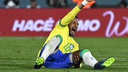 Neymar, sofferente e dolorante su un lettino. Il video del brasiliano