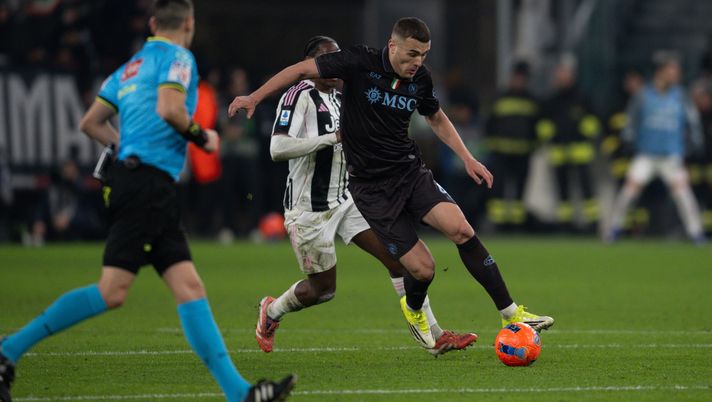 TURIN, ITALY - JANUARY 25: Alessandro Buongiorno of Napoli in action during the Serie A match between Juventus FC and SSC Napoli at Allianz Stadium on January 25, 2026 in Turin, Italy. (Photo by SSC NAPOLI/SSC NAPOLI via Getty Images) Buongiorno a Sky: “C’è delusione, ma dobbiamo tenere duro e restare uniti!” - immagine 1