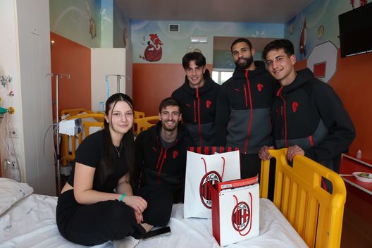 Milan, doni e sorrisi: Gabbia e Loftus-Cheek fanno visita alla Pediatria di Varese- immagine 3