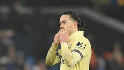 Pomeriggio di ‘bevute’ con gli amici: le foto di Grealish addormentato fanno il giro del web