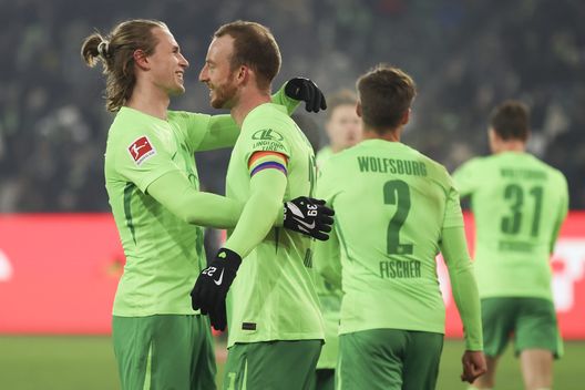 Il capitano Maximilian Arnold esulta dopo un gol per il Wolfsburg (Photo by Maja Hitij/Getty Images) Caos di Coppa, il campo dove dovrà giocare il Wolfsburg non è a norma: si cerca la soluzione- immagine 2