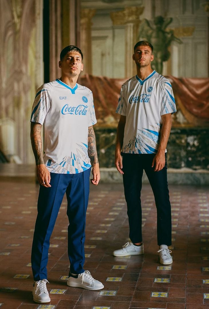 Nuova maglia per il Napoli: gli azzurri presentano il kit pre-gara LA GALLERY - immagine 5