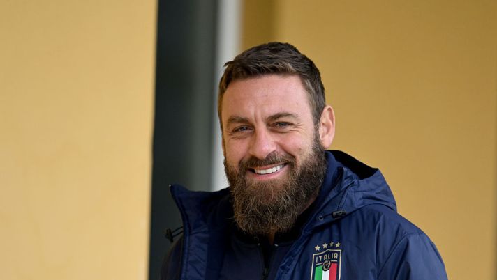 FLORENCE, ITALY - JANUARY 26: Assistant coach of Italy Daniele De Rossi looks on during a Italy training session at Centro Tecnico Federale di Coverciano on January 26, 2022 in Florence, Italy. (Photo by Claudio Villa/Getty Images) Verona, Baroni a rischio esonero: in lizza per sostituirlo c’è anche De Rossi - immagine 1