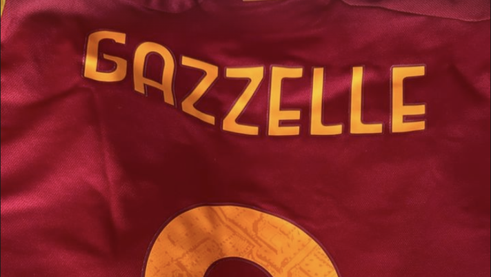 La Roma dedica un regalo speciale a Gazzelle: al cantante la nuova maglia Adidas La Roma dedica un regalo speciale a Gazzelle: al cantante la nuova maglia Adidas - immagine 1