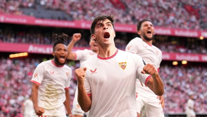 BILBAO, SPAIN - SEPTEMBER 29: Juanlu Sanchez of Sevilla FC celebrates his team's second goal, an own goal by Alex Padilla of Athletic Club during the LaLiga match between Athletic Club and Sevilla FC at Estadio de San Mames on September 29, 2024 in Bilbao, Spain. (Photo by Juan Manuel Serrano Arce/Getty Images) Il Napoli non molla Juanlu, pronti nuovi contatti col Siviglia: la situazione - immagine 1