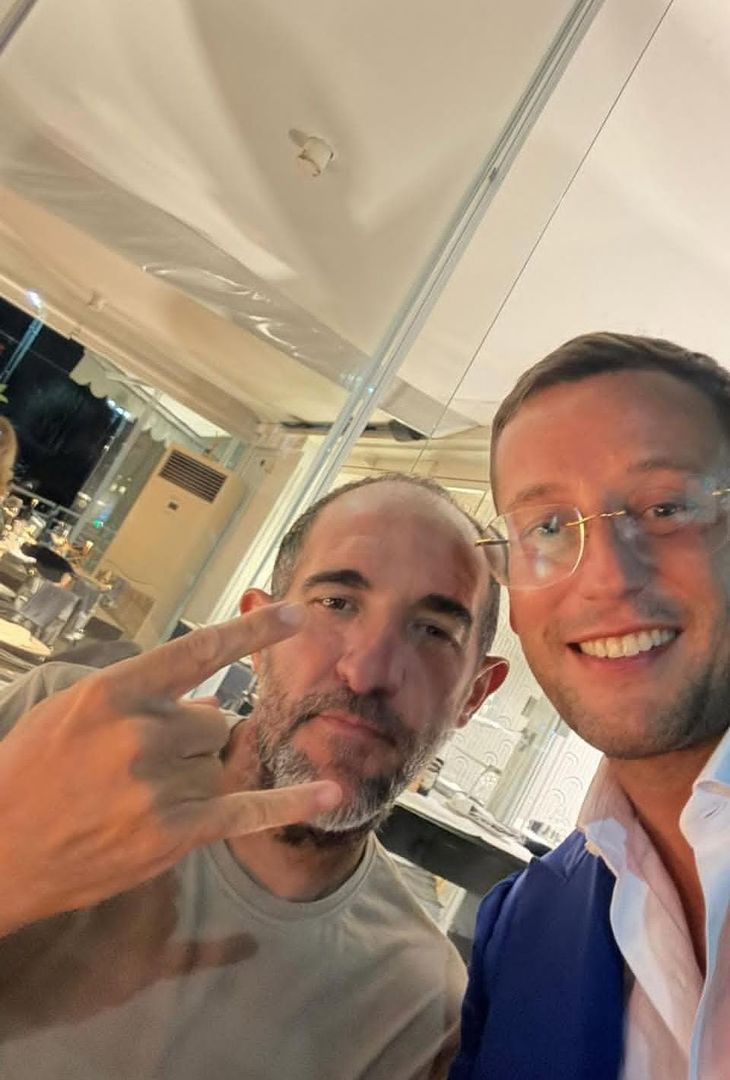 Serata di relax in vista del match di domani contro il Pisa per mister Conte. Il tecnico del Napoli, assieme al suo vice Christian Stellini e all'azzurro Billy Gilmour, ha fatto visita al noto ristorante White Chill Out, sito sul lungomare di Pozzuoli, in provincia di Napoli. Di seguito, dunque, gli scatti pubblicati dalla pagina Instagram del locale, di cui uno ritraente il momento in cui Conte ha regalato una copia del suo libro.