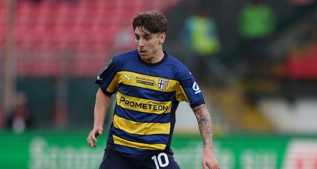 MONZA, ITALY - MARCH 15: Adrian Bernabe of Parma in action during the Serie A match between Monza and Parma at U-Power Stadium on March 15, 2025 in Monza, Italy. (Photo by Francesco Scaccianoce/Getty Images) Inter, l’identikit dell’erede di Calhanoglu: non solo Rovella, occhi su altri 2 in Serie A- immagine 3