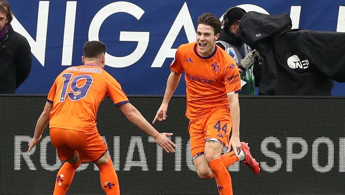 COMO, ITALY - FEBRUARY 14: Nicolo’ Fagioli of ACF Fiorentina celebrates with his team-mate Manor Solomon after scoring their team's first goalduring the Serie A match between Como 1907 and ACF Fiorentina at Giuseppe Sinigaglia Stadium on February 14, 2026 in Como, Italy. (Photo by Marco Luzzani/Getty Images) Como-Fiorentina LIVE: Kean raddoppia su rigore. Como vicinissimo ad accorciare - immagine 1