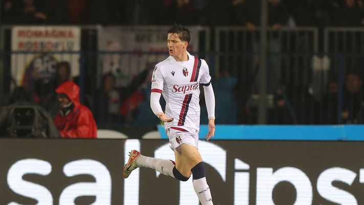 EMPOLI, ITALY - MARCH 15: Giovanni Fabbian of Bologna FC celebrates after scoring a goal during the Serie A TIM match between Empoli FC and Bologna FC at Stadio Carlo Castellani on March 15, 2024 in Empoli, Italy.(Photo by Gabriele Maltinti/Getty Images) Gazzetta – In casa Bologna si pensa al vice-Lewis: Fabbian, il prescelto- immagine 1