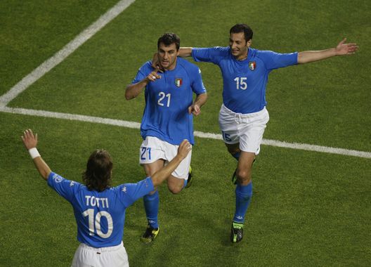 DAEJEON - 18 GIUGNO: Francesco Totti e Mark Iuliano dell'Italia esultano con il compagno di squadra Christian Vieri (al centro) dopo che ha segnato il gol di apertura della partita durante il secondo turno delle finali della Coppa del Mondo FIFA 2002 tra Corea del Sud e Italia, giocata al Daejeon World Cup Stadium, a Daejeon, Corea del Sud, il 18 giugno 2002. La Corea del Sud ha vinto la partita per 2-1 con un Golden Goal nei tempi supplementari. (Photo by Gary M. Prior/Getty Images) Italia-Norvegia, una rivalità che ha qualcosa da raccontare: le 5 immagini della sfida- immagine 3