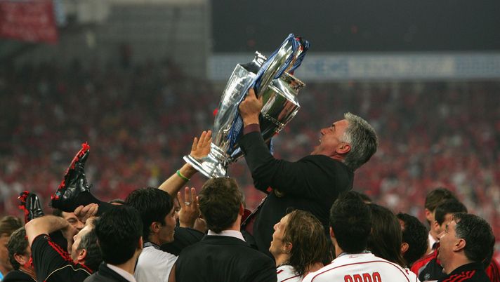 ATHENS, GREECE - MAY 23: Carlo Ancelotti, the manager of AC Milan jolds the trophy aloft in celebration following his teams 2-1 victory during the UEFA Champions League Final match between Liverpool and AC Milan at the Olympic Stadium on May 23, 2007 in Athens, Greece. (Photo by Alex Livesey/Getty Images) ESCLUSIVA, Ancelotti-Brasile: da Capello a Zola, la benedizione dei grandi (VIDEO) - immagine 1
