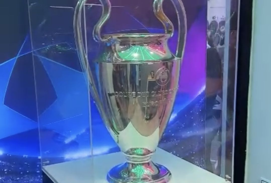 GALLERY La Champions in esposizione a Portici: foto e sorrisi per i tifosi - immagine 8